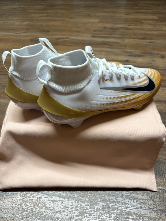 Nike Men’s White and Gold Soccer Cleats main image 13
